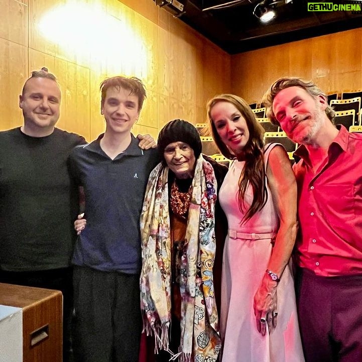 Victoria Onetto Instagram - ¡Gran noche de teatro con Escarabajos! 🎭 Anoche el público vibró junto a este texto y estos personajes intensos y complejos. Con la sala repleta, volvimos a conmovernos con la potencia del universo planteado por Pacho O’Donnell. ❤️ Un agradecimiento especial para la querida Taty Almeida por su presencia, y a las y los espectadores por el cariño con el que nos acompañan en cada presentación. El sábado 25 de mayo no te pierdas la magia de Escarabajos en el @centroculturaldelacooperacion 🎫 Entradas en el link de la bio de @escarabajosok o por www.alternativateatral.com.ar Gracias infinitas por ser parte de esta maravilla teatral semana a semana. El teatro es el ámbito por excelencia en donde la cultura está más viva que nunca 💕 El teatro es cultura viviente. ¡Viva el teatro! 👏🏽 @oscarbarneyfinn @osvaldo.santoro.14 @pablourquizaok @totamartinez @pachoodonnell @juanmanuel____correa @nelsonorueda @eloyrossen_ @nacho_esbo