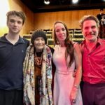 Victoria Onetto Instagram - ¡Gran noche de teatro con Escarabajos! 🎭 Anoche el público vibró junto a este texto y estos personajes intensos y complejos. Con la sala repleta, volvimos a conmovernos con la potencia del universo planteado por Pacho O’Donnell. ❤️ Un agradecimiento especial para la querida Taty Almeida por su presencia, y a las y los espectadores por el cariño con el que nos acompañan en cada presentación. El sábado 25 de mayo no te pierdas la magia de Escarabajos en el @centroculturaldelacooperacion 🎫 Entradas en el link de la bio de @escarabajosok o por www.alternativateatral.com.ar Gracias infinitas por ser parte de esta maravilla teatral semana a semana. El teatro es el ámbito por excelencia en donde la cultura está más viva que nunca 💕 El teatro es cultura viviente. ¡Viva el teatro! 👏🏽 @oscarbarneyfinn @osvaldo.santoro.14 @pablourquizaok @totamartinez @pachoodonnell @juanmanuel____correa @nelsonorueda @eloyrossen_ @nacho_esbo