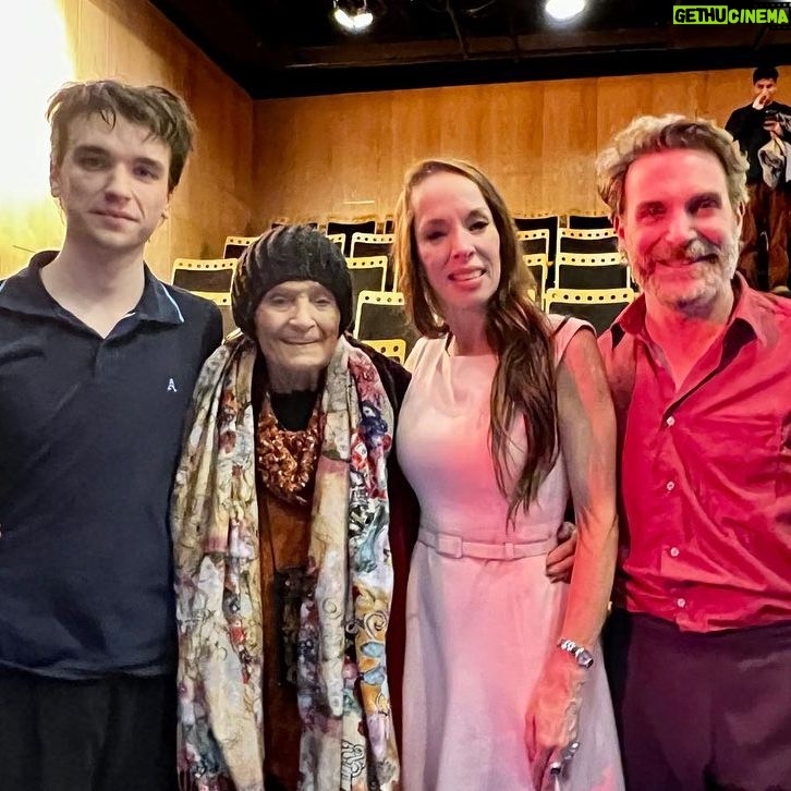 Victoria Onetto Instagram - ¡Gran noche de teatro con Escarabajos! 🎭 Anoche el público vibró junto a este texto y estos personajes intensos y complejos. Con la sala repleta, volvimos a conmovernos con la potencia del universo planteado por Pacho O’Donnell. ❤️ Un agradecimiento especial para la querida Taty Almeida por su presencia, y a las y los espectadores por el cariño con el que nos acompañan en cada presentación. El sábado 25 de mayo no te pierdas la magia de Escarabajos en el @centroculturaldelacooperacion 🎫 Entradas en el link de la bio de @escarabajosok o por www.alternativateatral.com.ar Gracias infinitas por ser parte de esta maravilla teatral semana a semana. El teatro es el ámbito por excelencia en donde la cultura está más viva que nunca 💕 El teatro es cultura viviente. ¡Viva el teatro! 👏🏽 @oscarbarneyfinn @osvaldo.santoro.14 @pablourquizaok @totamartinez @pachoodonnell @juanmanuel____correa @nelsonorueda @eloyrossen_ @nacho_esbo
