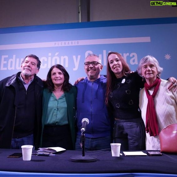 Victoria Onetto Instagram - 🗣️ En la Mesa de Educación y Cultura del Plenario de la Militancia en Florencio Varela, junto a Alberto Sileoni, Lorena Riesgo, Pablo Urquiza, María Reigada y miles de compañeros y compañeras, reafirmamos la cultura como herramienta de transformación y empoderamiento popular. Unidos vamos a defender una cultura libre, federal y comunitaria. Con el liderazgo de @kicillofok, avanzamos hacia una cultura que dé voz a los sectores postergados y sea inspiración para una Patria más justa. 💪🏼 Seguimos organizados y movilizados para impulsar, junto a nuestro Gobernador, los cambios profundos que Argentina y la provincia de Buenos Aires necesitan. La cultura y la educación son claves en esta gesta por la soberanía y dignidad del pueblo, y vamos a seguir trabajando para lograrlo. #PlenarioDeLaMilitancia #LaPatriaNoSeVende #FrenemosLaLey @crisalvarezrod @omar.furlan @lacorriente.ba @veronicamagario @marioseccook @andreswatsonok @andreslarroqueok @provinciaba @jesil_rey @estelaediaz @bianco.carli @augustocostaok @buonogianni @albertosileoniok @loreriesgo @pablourquizaok @reigadam @guzzoviviana