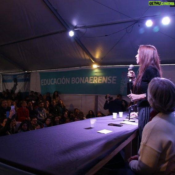 Victoria Onetto Instagram - 🗣️ En la Mesa de Educación y Cultura del Plenario de la Militancia en Florencio Varela, junto a Alberto Sileoni, Lorena Riesgo, Pablo Urquiza, María Reigada y miles de compañeros y compañeras, reafirmamos la cultura como herramienta de transformación y empoderamiento popular. Unidos vamos a defender una cultura libre, federal y comunitaria. Con el liderazgo de @kicillofok, avanzamos hacia una cultura que dé voz a los sectores postergados y sea inspiración para una Patria más justa. 💪🏼 Seguimos organizados y movilizados para impulsar, junto a nuestro Gobernador, los cambios profundos que Argentina y la provincia de Buenos Aires necesitan. La cultura y la educación son claves en esta gesta por la soberanía y dignidad del pueblo, y vamos a seguir trabajando para lograrlo. #PlenarioDeLaMilitancia #LaPatriaNoSeVende #FrenemosLaLey @crisalvarezrod @omar.furlan @lacorriente.ba @veronicamagario @marioseccook @andreswatsonok @andreslarroqueok @provinciaba @jesil_rey @estelaediaz @bianco.carli @augustocostaok @buonogianni @albertosileoniok @loreriesgo @pablourquizaok @reigadam @guzzoviviana