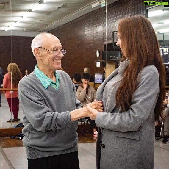Victoria Onetto Instagram - ¡Bienvenido, maestro Oscar Araiz, al Centro Provincial de las Artes Teatro Argentino! 🩰✨ Junto al director del @teatroargentinopba , Ernesto Bauer, y la directora del ballet, Fernanda Bianchi, tuvimos el honor de presenciar el ensayo de “Ballet Cuatro Tiempos” del prestigioso y talentoso maestro Araiz, que se estrenará próximamente en nuestro teatro. Estamos muy felices y es un honor tener en nuestra programación a la historia viva del ballet de la Argentina. Su trayectoria, experiencia y amor a la danza nos llena de orgullo. ¡Seguimos potenciando y promoviendo los cuerpos orgánicos provinciales! 💪🏽💖 #cultura #ProvinciadeTodos #CulturaBonaerense #OrgulloBonaerense @Kicillofok @fsaintout @buenosairescultura @provinciaba