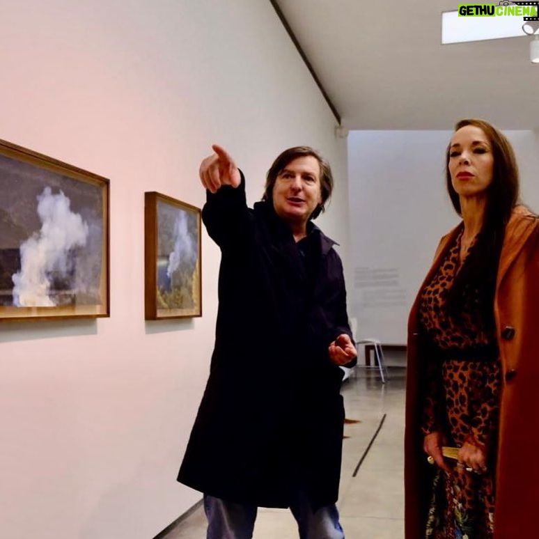 Victoria Onetto Instagram - Visité la muestra “Lo que la noche le cuenta al día” junto a @andres.duprat y @valeriasemilla. Esta exhibición fue inaugurada en el Padiglione d’Arte Contemporanea de Milán en noviembre de 2023 y actualmente se puede contemplar en las salas de la Fundación PROA. @fundacion_proa 🎨 Una fascinante muestra de obras de más de 30 artistas emblemáticos argentinos como León Ferrari, Marta Minujín, Matías Duville, Tomás Araceno, entre otros. Desde esculturas hasta performances, esta exposición revela las múltiples facetas de una cultura atravesada por la violencia. ✨ Una experiencia enriquecedora que nos deja reflexionando sobre el poder del arte para transformar nuestra percepción del mundo. Felicitaciones querido Andrés por ser parte de la curaduría de esta fascinante exhibición. 👏🏽