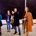 Victoria Onetto Instagram - Visité la muestra “Lo que la noche le cuenta al día” junto a @andres.duprat y @valeriasemilla. Esta exhibición fue inaugurada en el Padiglione d’Arte Contemporanea de Milán en noviembre de 2023 y actualmente se puede contemplar en las salas de la Fundación PROA. @fundacion_proa 🎨 Una fascinante muestra de obras de más de 30 artistas emblemáticos argentinos como León Ferrari, Marta Minujín, Matías Duville, Tomás Araceno, entre otros. Desde esculturas hasta performances, esta exposición revela las múltiples facetas de una cultura atravesada por la violencia. ✨ Una experiencia enriquecedora que nos deja reflexionando sobre el poder del arte para transformar nuestra percepción del mundo. Felicitaciones querido Andrés por ser parte de la curaduría de esta fascinante exhibición. 👏🏽