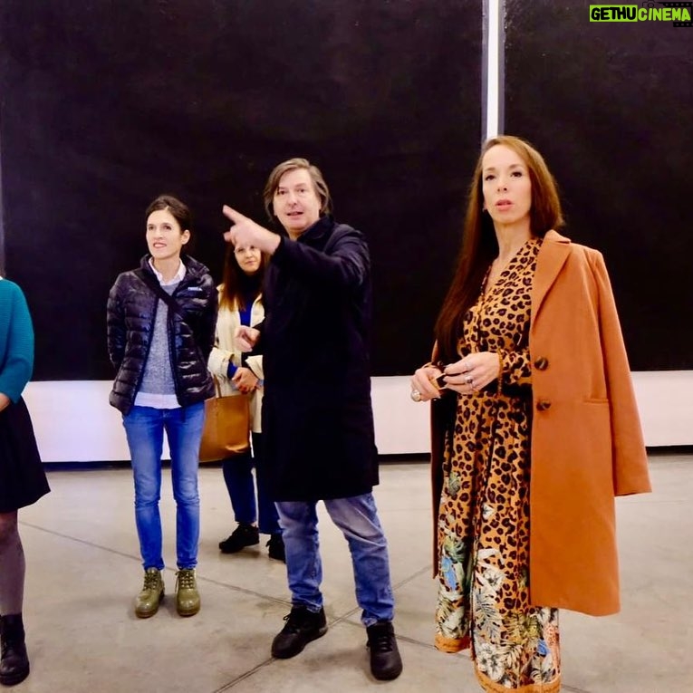 Victoria Onetto Instagram - Visité la muestra “Lo que la noche le cuenta al día” junto a @andres.duprat y @valeriasemilla. Esta exhibición fue inaugurada en el Padiglione d’Arte Contemporanea de Milán en noviembre de 2023 y actualmente se puede contemplar en las salas de la Fundación PROA. @fundacion_proa 🎨 Una fascinante muestra de obras de más de 30 artistas emblemáticos argentinos como León Ferrari, Marta Minujín, Matías Duville, Tomás Araceno, entre otros. Desde esculturas hasta performances, esta exposición revela las múltiples facetas de una cultura atravesada por la violencia. ✨ Una experiencia enriquecedora que nos deja reflexionando sobre el poder del arte para transformar nuestra percepción del mundo. Felicitaciones querido Andrés por ser parte de la curaduría de esta fascinante exhibición. 👏🏽