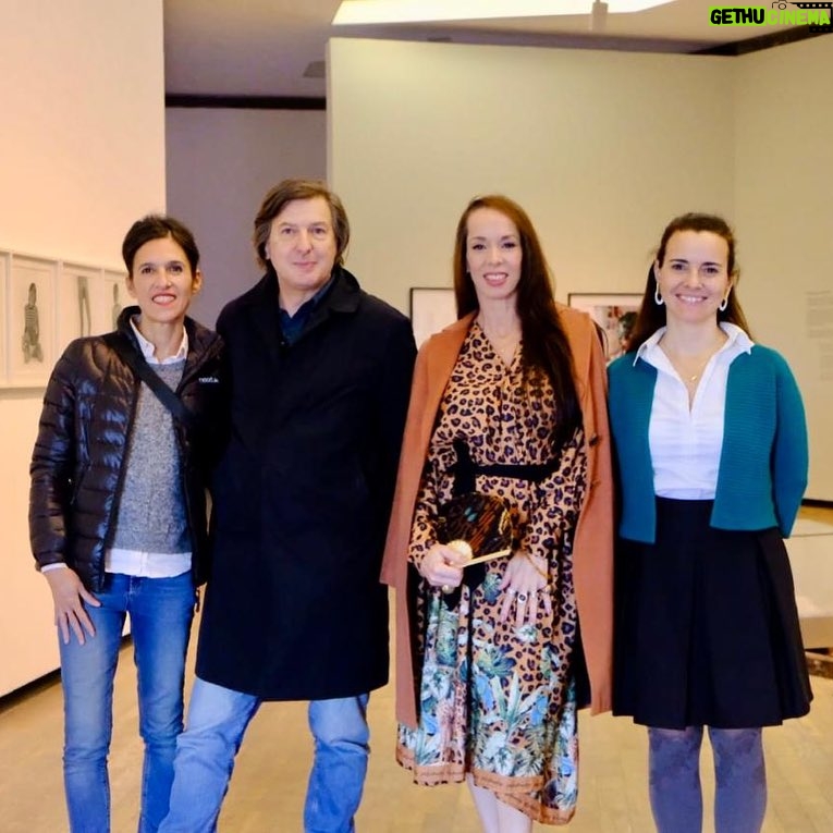 Victoria Onetto Instagram - Visité la muestra “Lo que la noche le cuenta al día” junto a @andres.duprat y @valeriasemilla. Esta exhibición fue inaugurada en el Padiglione d’Arte Contemporanea de Milán en noviembre de 2023 y actualmente se puede contemplar en las salas de la Fundación PROA. @fundacion_proa 🎨 Una fascinante muestra de obras de más de 30 artistas emblemáticos argentinos como León Ferrari, Marta Minujín, Matías Duville, Tomás Araceno, entre otros. Desde esculturas hasta performances, esta exposición revela las múltiples facetas de una cultura atravesada por la violencia. ✨ Una experiencia enriquecedora que nos deja reflexionando sobre el poder del arte para transformar nuestra percepción del mundo. Felicitaciones querido Andrés por ser parte de la curaduría de esta fascinante exhibición. 👏🏽
