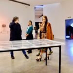 Victoria Onetto Instagram - Visité la muestra “Lo que la noche le cuenta al día” junto a @andres.duprat y @valeriasemilla. Esta exhibición fue inaugurada en el Padiglione d’Arte Contemporanea de Milán en noviembre de 2023 y actualmente se puede contemplar en las salas de la Fundación PROA. @fundacion_proa 🎨 Una fascinante muestra de obras de más de 30 artistas emblemáticos argentinos como León Ferrari, Marta Minujín, Matías Duville, Tomás Araceno, entre otros. Desde esculturas hasta performances, esta exposición revela las múltiples facetas de una cultura atravesada por la violencia. ✨ Una experiencia enriquecedora que nos deja reflexionando sobre el poder del arte para transformar nuestra percepción del mundo. Felicitaciones querido Andrés por ser parte de la curaduría de esta fascinante exhibición. 👏🏽
