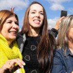Victoria Onetto Instagram - Junto a @kicillofok y más de 35.000 compañeras y compañeros de toda la provincia de Buenos Aires, dejamos claro en el plenario de la militancia en Florencio Varela, que la Patria no se vende, ¡se defiende! 💬 Como dijo nuestro gobernador; “Venimos a manifestar el rechazo a los intereses que representa el gobierno de Milei, a su intolerancia y agresión. No vamos a permitir que pasen por encima de los derechos de la provincia de Buenos Aires. Vinimos a decirle NO a la LEY BASES, al DNU y al Pacto de Mayo. El único pacto que tiene la provincia de Buenos Aires es con su pueblo.” Juntos vamos a seguir trabajando por una Patria soberana y vamos a construir una alternativa para el futuro de la Provincia y del país. 🇦🇷 #PlenarioDeLaMilitancia #LaPatriaNoSeVende #FrenemosLaLey @crisalvarezrod @omar.furlan @lacorriente.ba @veronicamagario @marioseccook @andreswatsonok @andreslarroqueok @provinciaba @jesil_rey @estelaediaz @bianco.carli @augustocostaok @buonogianni @albertosileoniok @loreriesgo @pablourquizaok @reigadam @guzzoviviana