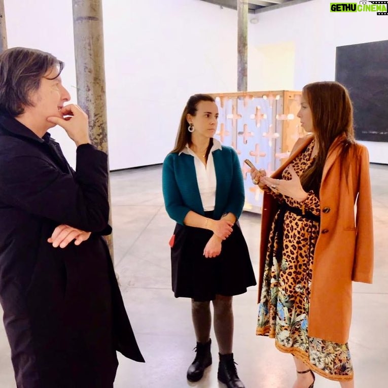 Victoria Onetto Instagram - Visité la muestra “Lo que la noche le cuenta al día” junto a @andres.duprat y @valeriasemilla. Esta exhibición fue inaugurada en el Padiglione d’Arte Contemporanea de Milán en noviembre de 2023 y actualmente se puede contemplar en las salas de la Fundación PROA. @fundacion_proa 🎨 Una fascinante muestra de obras de más de 30 artistas emblemáticos argentinos como León Ferrari, Marta Minujín, Matías Duville, Tomás Araceno, entre otros. Desde esculturas hasta performances, esta exposición revela las múltiples facetas de una cultura atravesada por la violencia. ✨ Una experiencia enriquecedora que nos deja reflexionando sobre el poder del arte para transformar nuestra percepción del mundo. Felicitaciones querido Andrés por ser parte de la curaduría de esta fascinante exhibición. 👏🏽