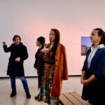 Victoria Onetto Instagram - Visité la muestra “Lo que la noche le cuenta al día” junto a @andres.duprat y @valeriasemilla. Esta exhibición fue inaugurada en el Padiglione d’Arte Contemporanea de Milán en noviembre de 2023 y actualmente se puede contemplar en las salas de la Fundación PROA. @fundacion_proa 🎨 Una fascinante muestra de obras de más de 30 artistas emblemáticos argentinos como León Ferrari, Marta Minujín, Matías Duville, Tomás Araceno, entre otros. Desde esculturas hasta performances, esta exposición revela las múltiples facetas de una cultura atravesada por la violencia. ✨ Una experiencia enriquecedora que nos deja reflexionando sobre el poder del arte para transformar nuestra percepción del mundo. Felicitaciones querido Andrés por ser parte de la curaduría de esta fascinante exhibición. 👏🏽