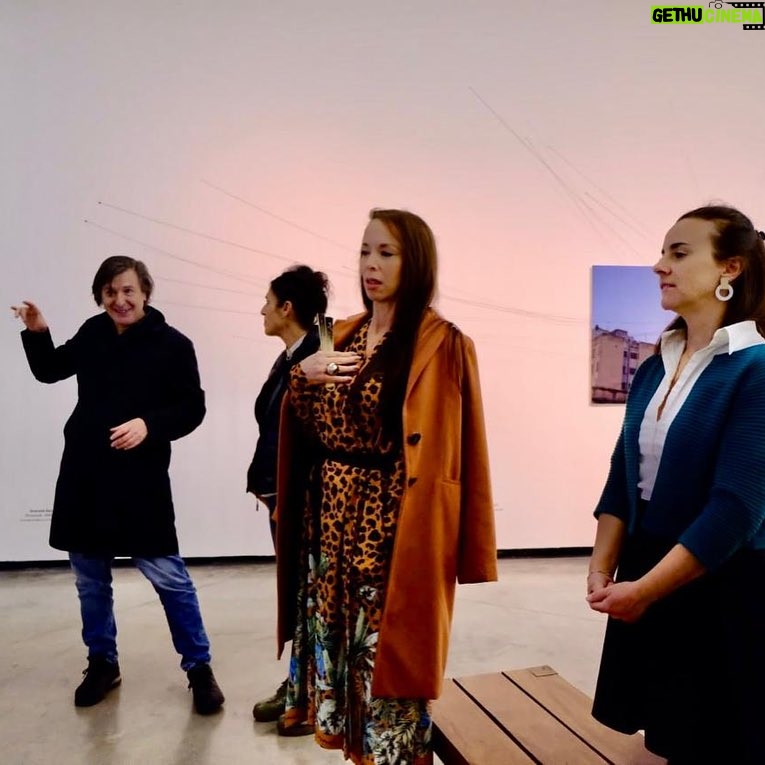 Victoria Onetto Instagram - Visité la muestra “Lo que la noche le cuenta al día” junto a @andres.duprat y @valeriasemilla. Esta exhibición fue inaugurada en el Padiglione d’Arte Contemporanea de Milán en noviembre de 2023 y actualmente se puede contemplar en las salas de la Fundación PROA. @fundacion_proa 🎨 Una fascinante muestra de obras de más de 30 artistas emblemáticos argentinos como León Ferrari, Marta Minujín, Matías Duville, Tomás Araceno, entre otros. Desde esculturas hasta performances, esta exposición revela las múltiples facetas de una cultura atravesada por la violencia. ✨ Una experiencia enriquecedora que nos deja reflexionando sobre el poder del arte para transformar nuestra percepción del mundo. Felicitaciones querido Andrés por ser parte de la curaduría de esta fascinante exhibición. 👏🏽