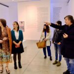 Victoria Onetto Instagram - Visité la muestra “Lo que la noche le cuenta al día” junto a @andres.duprat y @valeriasemilla. Esta exhibición fue inaugurada en el Padiglione d’Arte Contemporanea de Milán en noviembre de 2023 y actualmente se puede contemplar en las salas de la Fundación PROA. @fundacion_proa 🎨 Una fascinante muestra de obras de más de 30 artistas emblemáticos argentinos como León Ferrari, Marta Minujín, Matías Duville, Tomás Araceno, entre otros. Desde esculturas hasta performances, esta exposición revela las múltiples facetas de una cultura atravesada por la violencia. ✨ Una experiencia enriquecedora que nos deja reflexionando sobre el poder del arte para transformar nuestra percepción del mundo. Felicitaciones querido Andrés por ser parte de la curaduría de esta fascinante exhibición. 👏🏽