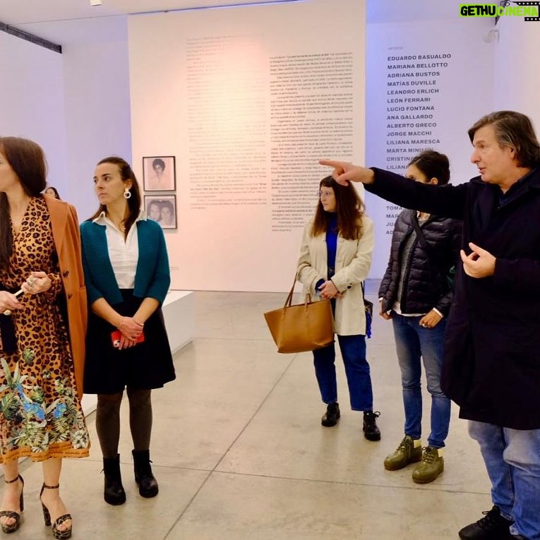 Victoria Onetto Instagram - Visité la muestra “Lo que la noche le cuenta al día” junto a @andres.duprat y @valeriasemilla. Esta exhibición fue inaugurada en el Padiglione d’Arte Contemporanea de Milán en noviembre de 2023 y actualmente se puede contemplar en las salas de la Fundación PROA. @fundacion_proa 🎨 Una fascinante muestra de obras de más de 30 artistas emblemáticos argentinos como León Ferrari, Marta Minujín, Matías Duville, Tomás Araceno, entre otros. Desde esculturas hasta performances, esta exposición revela las múltiples facetas de una cultura atravesada por la violencia. ✨ Una experiencia enriquecedora que nos deja reflexionando sobre el poder del arte para transformar nuestra percepción del mundo. Felicitaciones querido Andrés por ser parte de la curaduría de esta fascinante exhibición. 👏🏽