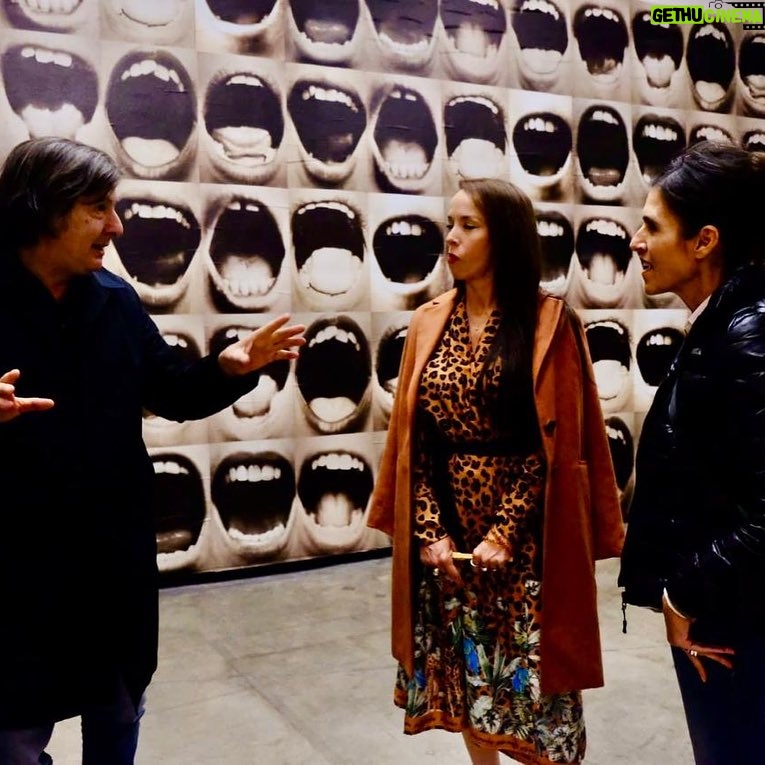 Victoria Onetto Instagram - Visité la muestra “Lo que la noche le cuenta al día” junto a @andres.duprat y @valeriasemilla. Esta exhibición fue inaugurada en el Padiglione d’Arte Contemporanea de Milán en noviembre de 2023 y actualmente se puede contemplar en las salas de la Fundación PROA. @fundacion_proa 🎨 Una fascinante muestra de obras de más de 30 artistas emblemáticos argentinos como León Ferrari, Marta Minujín, Matías Duville, Tomás Araceno, entre otros. Desde esculturas hasta performances, esta exposición revela las múltiples facetas de una cultura atravesada por la violencia. ✨ Una experiencia enriquecedora que nos deja reflexionando sobre el poder del arte para transformar nuestra percepción del mundo. Felicitaciones querido Andrés por ser parte de la curaduría de esta fascinante exhibición. 👏🏽