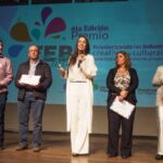 Victoria Onetto Instagram - En su sexta edición, entregamos en el hermoso @teatroargentinopba el premio @febacultura en el área de artes escénicas 🎭 Quiero felicitar particularmente a todos los y las artistas bonaerenses que llegaron como finalistas en esta convocatoria impulsada por FEBA con el objetivo de reconocerlos en sus diferentes disciplinas. Llevar adelante estos premios es imprescindible para fomentar los talentos y visibilizar a nivel territorial la gran heterogeneidad de artistas que trabajan, producen y se desarrollan en nuestra querida Provincia. También, es reconocer la importancia de la cultura, no sólo como expresión de la identidad de nuestros pueblos, sino como motor del desarrollo económico. ¡La cultura es el corazón del pueblo! ❤️ @kicillofok @augustocostaok @produccionpba @provinciaba @camiloakahale @vero_wej @silbatakis @alemoccioli
