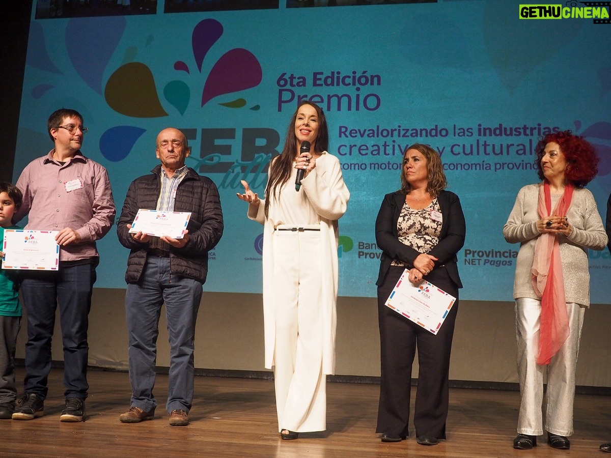 Victoria Onetto Instagram - En su sexta edición, entregamos en el hermoso @teatroargentinopba el premio @febacultura en el área de artes escénicas 🎭 Quiero felicitar particularmente a todos los y las artistas bonaerenses que llegaron como finalistas en esta convocatoria impulsada por FEBA con el objetivo de reconocerlos en sus diferentes disciplinas. Llevar adelante estos premios es imprescindible para fomentar los talentos y visibilizar a nivel territorial la gran heterogeneidad de artistas que trabajan, producen y se desarrollan en nuestra querida Provincia. También, es reconocer la importancia de la cultura, no sólo como expresión de la identidad de nuestros pueblos, sino como motor del desarrollo económico. ¡La cultura es el corazón del pueblo! ❤️ @kicillofok @augustocostaok @produccionpba @provinciaba @camiloakahale @vero_wej @silbatakis @alemoccioli