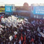 Victoria Onetto Instagram - Junto a @kicillofok y más de 35.000 compañeras y compañeros de toda la provincia de Buenos Aires, dejamos claro en el plenario de la militancia en Florencio Varela, que la Patria no se vende, ¡se defiende! 💬 Como dijo nuestro gobernador; “Venimos a manifestar el rechazo a los intereses que representa el gobierno de Milei, a su intolerancia y agresión. No vamos a permitir que pasen por encima de los derechos de la provincia de Buenos Aires. Vinimos a decirle NO a la LEY BASES, al DNU y al Pacto de Mayo. El único pacto que tiene la provincia de Buenos Aires es con su pueblo.” Juntos vamos a seguir trabajando por una Patria soberana y vamos a construir una alternativa para el futuro de la Provincia y del país. 🇦🇷 #PlenarioDeLaMilitancia #LaPatriaNoSeVende #FrenemosLaLey @crisalvarezrod @omar.furlan @lacorriente.ba @veronicamagario @marioseccook @andreswatsonok @andreslarroqueok @provinciaba @jesil_rey @estelaediaz @bianco.carli @augustocostaok @buonogianni @albertosileoniok @loreriesgo @pablourquizaok @reigadam @guzzoviviana