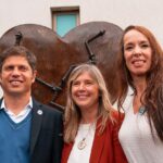 Victoria Onetto Instagram - ¡Gran conmemoración del 105° aniversario del nacimiento de Eva Perón en el Museo Provincial Casa Evita! 🤍 Junto a nuestro gobernador de la provincia @kicillofok , @crisalvarezrod y @guzzoviviana homenajeamos a nuestra querida Eva en este hermoso espacio, referente para la investigación, difusión y entendimiento de su vida y obra, en donde día a día promovemos experiencias emotivas que enfatizan su rol determinante en la construcción histórica de nuestra patria. 🎨 Inauguramos la muestra “Sueños vestidos” de Graciela Henríquez, que reactualiza el culto a Evita a través de personajes escultóricos. Además, lanzamos un certamen literario con motivo del 20º Aniversario de la Creación del Museo Casa Evita, y presentamos la escultura “Corazón de Hierro” de Alejandro Marmo, que nos invita a redescubrir el entusiasmo por la vida y la humanidad desde el corazón. También anunciamos la reanudación de talleres de teatro para niños, niñas y adolescentes en este espacio cargado de historia y emotividad. 🙌🏽 Resulta fundamental e imprescindible mantener viva la memoria y el legado de Eva, hoy mas que nunca. Su lucha nos convoca a seguir trabajando por una sociedad más justa para todas y todos. #EvitaEterna 🤍 @fsaintout @buenosairescultura @provinciaba @aracelibellota @casaevitapba @maneperon @alejandromarmoart @majoperezrossi @gracielahenriquez27