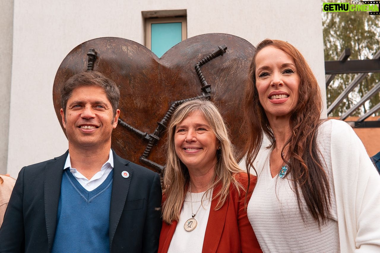 Victoria Onetto Instagram - ¡Gran conmemoración del 105° aniversario del nacimiento de Eva Perón en el Museo Provincial Casa Evita! 🤍 Junto a nuestro gobernador de la provincia @kicillofok , @crisalvarezrod y @guzzoviviana homenajeamos a nuestra querida Eva en este hermoso espacio, referente para la investigación, difusión y entendimiento de su vida y obra, en donde día a día promovemos experiencias emotivas que enfatizan su rol determinante en la construcción histórica de nuestra patria. 🎨 Inauguramos la muestra “Sueños vestidos” de Graciela Henríquez, que reactualiza el culto a Evita a través de personajes escultóricos. Además, lanzamos un certamen literario con motivo del 20º Aniversario de la Creación del Museo Casa Evita, y presentamos la escultura “Corazón de Hierro” de Alejandro Marmo, que nos invita a redescubrir el entusiasmo por la vida y la humanidad desde el corazón. También anunciamos la reanudación de talleres de teatro para niños, niñas y adolescentes en este espacio cargado de historia y emotividad. 🙌🏽 Resulta fundamental e imprescindible mantener viva la memoria y el legado de Eva, hoy mas que nunca. Su lucha nos convoca a seguir trabajando por una sociedad más justa para todas y todos. #EvitaEterna 🤍 @fsaintout @buenosairescultura @provinciaba @aracelibellota @casaevitapba @maneperon @alejandromarmoart @majoperezrossi @gracielahenriquez27