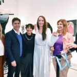 Victoria Onetto Instagram - ¡Gran conmemoración del 105° aniversario del nacimiento de Eva Perón en el Museo Provincial Casa Evita! 🤍 Junto a nuestro gobernador de la provincia @kicillofok , @crisalvarezrod y @guzzoviviana homenajeamos a nuestra querida Eva en este hermoso espacio, referente para la investigación, difusión y entendimiento de su vida y obra, en donde día a día promovemos experiencias emotivas que enfatizan su rol determinante en la construcción histórica de nuestra patria. 🎨 Inauguramos la muestra “Sueños vestidos” de Graciela Henríquez, que reactualiza el culto a Evita a través de personajes escultóricos. Además, lanzamos un certamen literario con motivo del 20º Aniversario de la Creación del Museo Casa Evita, y presentamos la escultura “Corazón de Hierro” de Alejandro Marmo, que nos invita a redescubrir el entusiasmo por la vida y la humanidad desde el corazón. También anunciamos la reanudación de talleres de teatro para niños, niñas y adolescentes en este espacio cargado de historia y emotividad. 🙌🏽 Resulta fundamental e imprescindible mantener viva la memoria y el legado de Eva, hoy mas que nunca. Su lucha nos convoca a seguir trabajando por una sociedad más justa para todas y todos. #EvitaEterna 🤍 @fsaintout @buenosairescultura @provinciaba @aracelibellota @casaevitapba @maneperon @alejandromarmoart @majoperezrossi @gracielahenriquez27