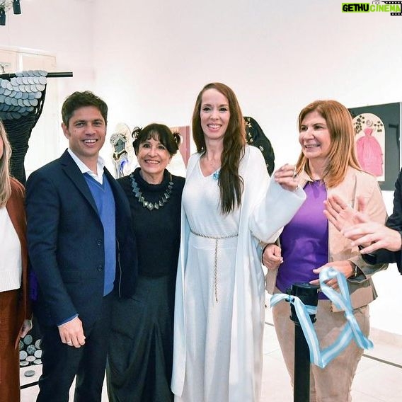 Victoria Onetto Instagram - ¡Gran conmemoración del 105° aniversario del nacimiento de Eva Perón en el Museo Provincial Casa Evita! 🤍 Junto a nuestro gobernador de la provincia @kicillofok , @crisalvarezrod y @guzzoviviana homenajeamos a nuestra querida Eva en este hermoso espacio, referente para la investigación, difusión y entendimiento de su vida y obra, en donde día a día promovemos experiencias emotivas que enfatizan su rol determinante en la construcción histórica de nuestra patria. 🎨 Inauguramos la muestra “Sueños vestidos” de Graciela Henríquez, que reactualiza el culto a Evita a través de personajes escultóricos. Además, lanzamos un certamen literario con motivo del 20º Aniversario de la Creación del Museo Casa Evita, y presentamos la escultura “Corazón de Hierro” de Alejandro Marmo, que nos invita a redescubrir el entusiasmo por la vida y la humanidad desde el corazón. También anunciamos la reanudación de talleres de teatro para niños, niñas y adolescentes en este espacio cargado de historia y emotividad. 🙌🏽 Resulta fundamental e imprescindible mantener viva la memoria y el legado de Eva, hoy mas que nunca. Su lucha nos convoca a seguir trabajando por una sociedad más justa para todas y todos. #EvitaEterna 🤍 @fsaintout @buenosairescultura @provinciaba @aracelibellota @casaevitapba @maneperon @alejandromarmoart @majoperezrossi @gracielahenriquez27