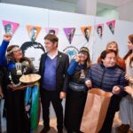 Victoria Onetto Instagram - ¡Gran conmemoración del 105° aniversario del nacimiento de Eva Perón en el Museo Provincial Casa Evita! 🤍 Junto a nuestro gobernador de la provincia @kicillofok , @crisalvarezrod y @guzzoviviana homenajeamos a nuestra querida Eva en este hermoso espacio, referente para la investigación, difusión y entendimiento de su vida y obra, en donde día a día promovemos experiencias emotivas que enfatizan su rol determinante en la construcción histórica de nuestra patria. 🎨 Inauguramos la muestra “Sueños vestidos” de Graciela Henríquez, que reactualiza el culto a Evita a través de personajes escultóricos. Además, lanzamos un certamen literario con motivo del 20º Aniversario de la Creación del Museo Casa Evita, y presentamos la escultura “Corazón de Hierro” de Alejandro Marmo, que nos invita a redescubrir el entusiasmo por la vida y la humanidad desde el corazón. También anunciamos la reanudación de talleres de teatro para niños, niñas y adolescentes en este espacio cargado de historia y emotividad. 🙌🏽 Resulta fundamental e imprescindible mantener viva la memoria y el legado de Eva, hoy mas que nunca. Su lucha nos convoca a seguir trabajando por una sociedad más justa para todas y todos. #EvitaEterna 🤍 @fsaintout @buenosairescultura @provinciaba @aracelibellota @casaevitapba @maneperon @alejandromarmoart @majoperezrossi @gracielahenriquez27