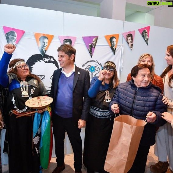 Victoria Onetto Instagram - ¡Gran conmemoración del 105° aniversario del nacimiento de Eva Perón en el Museo Provincial Casa Evita! 🤍 Junto a nuestro gobernador de la provincia @kicillofok , @crisalvarezrod y @guzzoviviana homenajeamos a nuestra querida Eva en este hermoso espacio, referente para la investigación, difusión y entendimiento de su vida y obra, en donde día a día promovemos experiencias emotivas que enfatizan su rol determinante en la construcción histórica de nuestra patria. 🎨 Inauguramos la muestra “Sueños vestidos” de Graciela Henríquez, que reactualiza el culto a Evita a través de personajes escultóricos. Además, lanzamos un certamen literario con motivo del 20º Aniversario de la Creación del Museo Casa Evita, y presentamos la escultura “Corazón de Hierro” de Alejandro Marmo, que nos invita a redescubrir el entusiasmo por la vida y la humanidad desde el corazón. También anunciamos la reanudación de talleres de teatro para niños, niñas y adolescentes en este espacio cargado de historia y emotividad. 🙌🏽 Resulta fundamental e imprescindible mantener viva la memoria y el legado de Eva, hoy mas que nunca. Su lucha nos convoca a seguir trabajando por una sociedad más justa para todas y todos. #EvitaEterna 🤍 @fsaintout @buenosairescultura @provinciaba @aracelibellota @casaevitapba @maneperon @alejandromarmoart @majoperezrossi @gracielahenriquez27