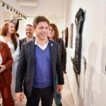 Victoria Onetto Instagram - ¡Gran conmemoración del 105° aniversario del nacimiento de Eva Perón en el Museo Provincial Casa Evita! 🤍 Junto a nuestro gobernador de la provincia @kicillofok , @crisalvarezrod y @guzzoviviana homenajeamos a nuestra querida Eva en este hermoso espacio, referente para la investigación, difusión y entendimiento de su vida y obra, en donde día a día promovemos experiencias emotivas que enfatizan su rol determinante en la construcción histórica de nuestra patria. 🎨 Inauguramos la muestra “Sueños vestidos” de Graciela Henríquez, que reactualiza el culto a Evita a través de personajes escultóricos. Además, lanzamos un certamen literario con motivo del 20º Aniversario de la Creación del Museo Casa Evita, y presentamos la escultura “Corazón de Hierro” de Alejandro Marmo, que nos invita a redescubrir el entusiasmo por la vida y la humanidad desde el corazón. También anunciamos la reanudación de talleres de teatro para niños, niñas y adolescentes en este espacio cargado de historia y emotividad. 🙌🏽 Resulta fundamental e imprescindible mantener viva la memoria y el legado de Eva, hoy mas que nunca. Su lucha nos convoca a seguir trabajando por una sociedad más justa para todas y todos. #EvitaEterna 🤍 @fsaintout @buenosairescultura @provinciaba @aracelibellota @casaevitapba @maneperon @alejandromarmoart @majoperezrossi @gracielahenriquez27