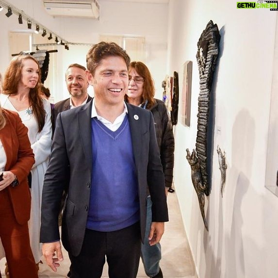 Victoria Onetto Instagram - ¡Gran conmemoración del 105° aniversario del nacimiento de Eva Perón en el Museo Provincial Casa Evita! 🤍 Junto a nuestro gobernador de la provincia @kicillofok , @crisalvarezrod y @guzzoviviana homenajeamos a nuestra querida Eva en este hermoso espacio, referente para la investigación, difusión y entendimiento de su vida y obra, en donde día a día promovemos experiencias emotivas que enfatizan su rol determinante en la construcción histórica de nuestra patria. 🎨 Inauguramos la muestra “Sueños vestidos” de Graciela Henríquez, que reactualiza el culto a Evita a través de personajes escultóricos. Además, lanzamos un certamen literario con motivo del 20º Aniversario de la Creación del Museo Casa Evita, y presentamos la escultura “Corazón de Hierro” de Alejandro Marmo, que nos invita a redescubrir el entusiasmo por la vida y la humanidad desde el corazón. También anunciamos la reanudación de talleres de teatro para niños, niñas y adolescentes en este espacio cargado de historia y emotividad. 🙌🏽 Resulta fundamental e imprescindible mantener viva la memoria y el legado de Eva, hoy mas que nunca. Su lucha nos convoca a seguir trabajando por una sociedad más justa para todas y todos. #EvitaEterna 🤍 @fsaintout @buenosairescultura @provinciaba @aracelibellota @casaevitapba @maneperon @alejandromarmoart @majoperezrossi @gracielahenriquez27