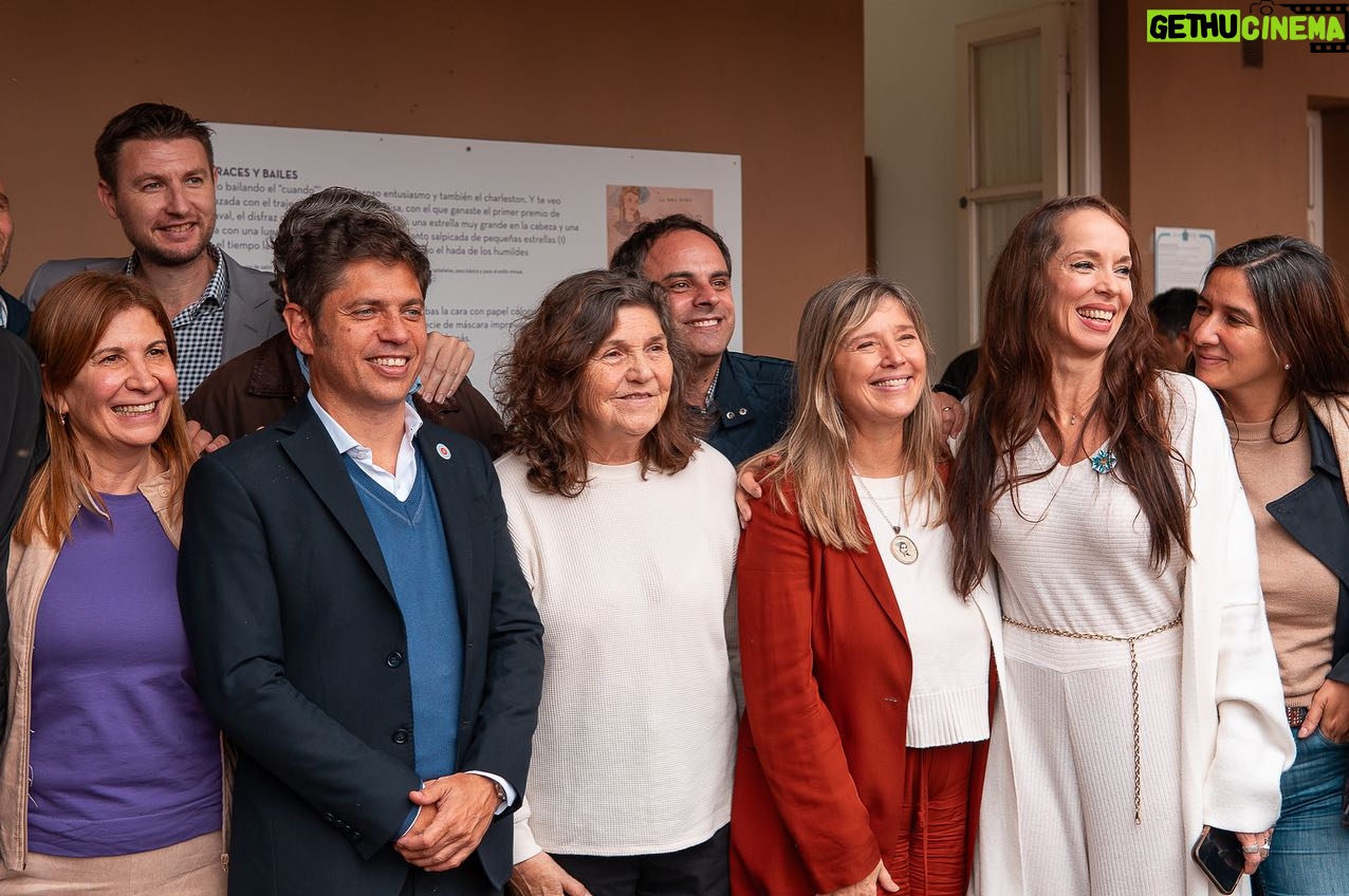 Victoria Onetto Instagram - ¡Gran conmemoración del 105° aniversario del nacimiento de Eva Perón en el Museo Provincial Casa Evita! 🤍 Junto a nuestro gobernador de la provincia @kicillofok , @crisalvarezrod y @guzzoviviana homenajeamos a nuestra querida Eva en este hermoso espacio, referente para la investigación, difusión y entendimiento de su vida y obra, en donde día a día promovemos experiencias emotivas que enfatizan su rol determinante en la construcción histórica de nuestra patria. 🎨 Inauguramos la muestra “Sueños vestidos” de Graciela Henríquez, que reactualiza el culto a Evita a través de personajes escultóricos. Además, lanzamos un certamen literario con motivo del 20º Aniversario de la Creación del Museo Casa Evita, y presentamos la escultura “Corazón de Hierro” de Alejandro Marmo, que nos invita a redescubrir el entusiasmo por la vida y la humanidad desde el corazón. También anunciamos la reanudación de talleres de teatro para niños, niñas y adolescentes en este espacio cargado de historia y emotividad. 🙌🏽 Resulta fundamental e imprescindible mantener viva la memoria y el legado de Eva, hoy mas que nunca. Su lucha nos convoca a seguir trabajando por una sociedad más justa para todas y todos. #EvitaEterna 🤍 @fsaintout @buenosairescultura @provinciaba @aracelibellota @casaevitapba @maneperon @alejandromarmoart @majoperezrossi @gracielahenriquez27