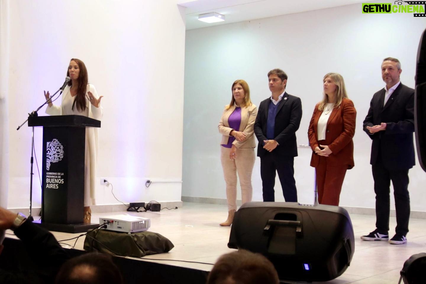 Victoria Onetto Instagram - ¡Gran conmemoración del 105° aniversario del nacimiento de Eva Perón en el Museo Provincial Casa Evita! 🤍 Junto a nuestro gobernador de la provincia @kicillofok , @crisalvarezrod y @guzzoviviana homenajeamos a nuestra querida Eva en este hermoso espacio, referente para la investigación, difusión y entendimiento de su vida y obra, en donde día a día promovemos experiencias emotivas que enfatizan su rol determinante en la construcción histórica de nuestra patria. 🎨 Inauguramos la muestra “Sueños vestidos” de Graciela Henríquez, que reactualiza el culto a Evita a través de personajes escultóricos. Además, lanzamos un certamen literario con motivo del 20º Aniversario de la Creación del Museo Casa Evita, y presentamos la escultura “Corazón de Hierro” de Alejandro Marmo, que nos invita a redescubrir el entusiasmo por la vida y la humanidad desde el corazón. También anunciamos la reanudación de talleres de teatro para niños, niñas y adolescentes en este espacio cargado de historia y emotividad. 🙌🏽 Resulta fundamental e imprescindible mantener viva la memoria y el legado de Eva, hoy mas que nunca. Su lucha nos convoca a seguir trabajando por una sociedad más justa para todas y todos. #EvitaEterna 🤍 @fsaintout @buenosairescultura @provinciaba @aracelibellota @casaevitapba @maneperon @alejandromarmoart @majoperezrossi @gracielahenriquez27