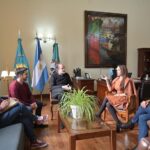 Victoria Onetto Instagram - Gracias @fedesusbielles, Intendente de Bahía Blanca por recibirme hoy, charlamos entre otras cosas, sobre el trabajo en sintonía que estamos realizando desde @buenosairescultura en colaboración con el municipio. Las políticas culturales son una poderosa herramienta para la transformación social y creemos fervientemente en promover y difundir las expresiones artísticas para todas las y los bahienses. ¡Seguiremos trabajando para impulsar una cultura viva en Bahía Blanca y en todo el territorio bonaerense! La cultura es el corazón del pueblo 💖 @kicillofok @fsaintout @buenosairescultura @oaspba @martirena.natalia @sebaberenguer