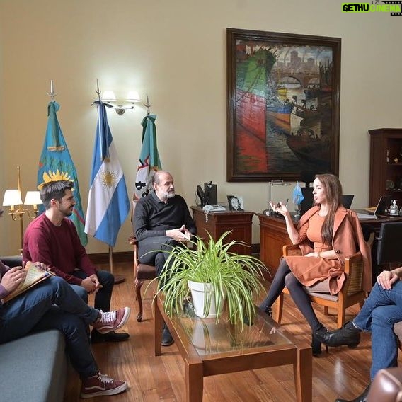 Victoria Onetto Instagram - Gracias @fedesusbielles, Intendente de Bahía Blanca por recibirme hoy, charlamos entre otras cosas, sobre el trabajo en sintonía que estamos realizando desde @buenosairescultura en colaboración con el municipio. Las políticas culturales son una poderosa herramienta para la transformación social y creemos fervientemente en promover y difundir las expresiones artísticas para todas las y los bahienses. ¡Seguiremos trabajando para impulsar una cultura viva en Bahía Blanca y en todo el territorio bonaerense! La cultura es el corazón del pueblo 💖 @kicillofok @fsaintout @buenosairescultura @oaspba @martirena.natalia @sebaberenguer