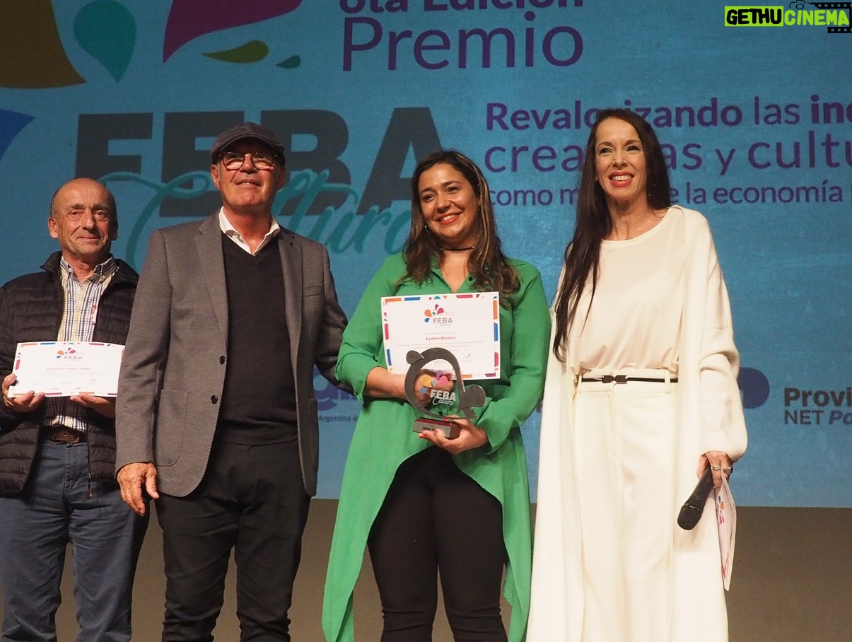 Victoria Onetto Instagram - En su sexta edición, entregamos en el hermoso @teatroargentinopba el premio @febacultura en el área de artes escénicas 🎭 Quiero felicitar particularmente a todos los y las artistas bonaerenses que llegaron como finalistas en esta convocatoria impulsada por FEBA con el objetivo de reconocerlos en sus diferentes disciplinas. Llevar adelante estos premios es imprescindible para fomentar los talentos y visibilizar a nivel territorial la gran heterogeneidad de artistas que trabajan, producen y se desarrollan en nuestra querida Provincia. También, es reconocer la importancia de la cultura, no sólo como expresión de la identidad de nuestros pueblos, sino como motor del desarrollo económico. ¡La cultura es el corazón del pueblo! ❤️ @kicillofok @augustocostaok @produccionpba @provinciaba @camiloakahale @vero_wej @silbatakis @alemoccioli