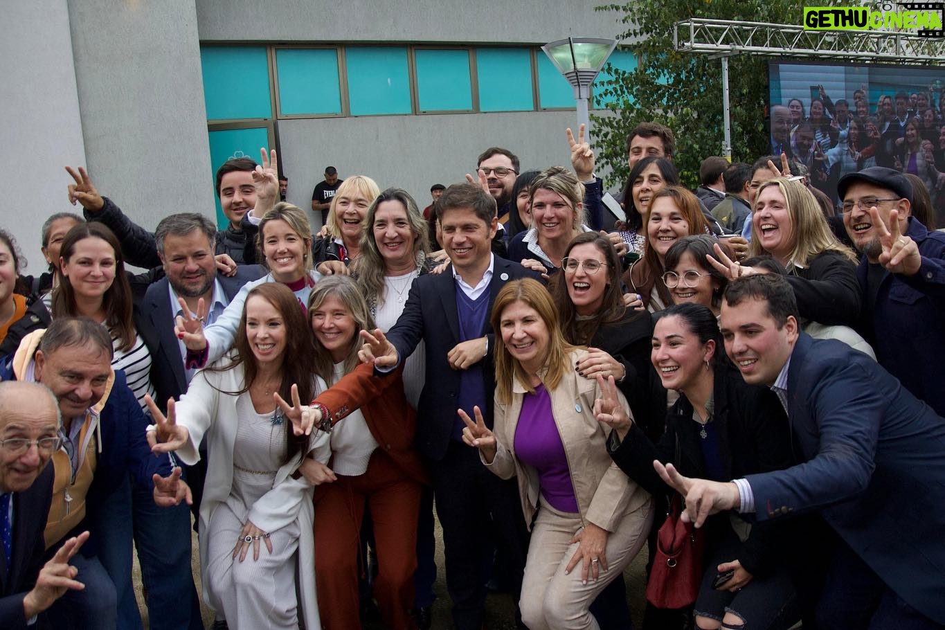 Victoria Onetto Instagram - ¡Gran conmemoración del 105° aniversario del nacimiento de Eva Perón en el Museo Provincial Casa Evita! 🤍 Junto a nuestro gobernador de la provincia @kicillofok , @crisalvarezrod y @guzzoviviana homenajeamos a nuestra querida Eva en este hermoso espacio, referente para la investigación, difusión y entendimiento de su vida y obra, en donde día a día promovemos experiencias emotivas que enfatizan su rol determinante en la construcción histórica de nuestra patria. 🎨 Inauguramos la muestra “Sueños vestidos” de Graciela Henríquez, que reactualiza el culto a Evita a través de personajes escultóricos. Además, lanzamos un certamen literario con motivo del 20º Aniversario de la Creación del Museo Casa Evita, y presentamos la escultura “Corazón de Hierro” de Alejandro Marmo, que nos invita a redescubrir el entusiasmo por la vida y la humanidad desde el corazón. También anunciamos la reanudación de talleres de teatro para niños, niñas y adolescentes en este espacio cargado de historia y emotividad. 🙌🏽 Resulta fundamental e imprescindible mantener viva la memoria y el legado de Eva, hoy mas que nunca. Su lucha nos convoca a seguir trabajando por una sociedad más justa para todas y todos. #EvitaEterna 🤍 @fsaintout @buenosairescultura @provinciaba @aracelibellota @casaevitapba @maneperon @alejandromarmoart @majoperezrossi @gracielahenriquez27
