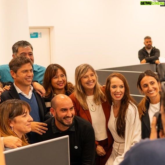 Victoria Onetto Instagram - 👏🏽 Vivimos una jornada muy emocionante junto a nuestro gobernador @kicillofok, la ministra de Gobierno @crisalvarezrod y la diputada provincial @guzzoviviana en la inauguración de la Casa de la Provincia en Los Toldos, partido de General Viamonte. 📍 Esta sede acercará el Estado bonaerense a los vecinos y vecinas de la región, facilitando el acceso a diversos trámites y servicios en un ámbito cercano y de proximidad. Un paso más para consolidar una gestión territorial presente en todos los rincones de nuestra extensa provincia. 💪🏽 @fsaintout @buenosairescultura @provinciaba @aracelibellota @rolomacera @maneperon @loreriesgo @casapba