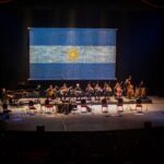 Victoria Onetto Instagram - Vivimos una emocionante noche colmada de cultura junto a la presidenta del Instituto Cultural @fsaintout y cientos de bonaerenses celebrando a nuestra patria con un concierto en la Sala Ginastera del @teatroargentinopba. Felicitaciones Chango Spasiuk por la enorme labor de coordinación artística, al Ensamble Bonaerense por enriquecer la velada a través de la interpretación de nuestra música popular mediante los rasgos identitarios musicales de la Provincia, y a todos los y las artistas que conformaron este emocionante concierto. Hoy, a 214 años de la Revolución de Mayo, seguimos trabajando con más fuerza que nunca desde la Provincia de Buenos Aires, para fortalecer aquellos símbolos, improntas estéticas y manifestaciones artísticas que conforman y reactualizan nuestra identidad y patrimonio cultural que caracterizan a nuestra patria 💙 @kicillofok @buenosairescultura @provinciaba #ProvinciadeTodos #CulturaBonaerense #OrgulloBonaerense