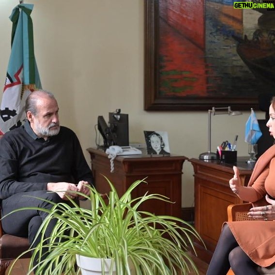 Victoria Onetto Instagram - Gracias @fedesusbielles, Intendente de Bahía Blanca por recibirme hoy, charlamos entre otras cosas, sobre el trabajo en sintonía que estamos realizando desde @buenosairescultura en colaboración con el municipio. Las políticas culturales son una poderosa herramienta para la transformación social y creemos fervientemente en promover y difundir las expresiones artísticas para todas las y los bahienses. ¡Seguiremos trabajando para impulsar una cultura viva en Bahía Blanca y en todo el territorio bonaerense! La cultura es el corazón del pueblo 💖 @kicillofok @fsaintout @buenosairescultura @oaspba @martirena.natalia @sebaberenguer