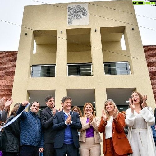 Victoria Onetto Instagram - 👏🏽 Vivimos una jornada muy emocionante junto a nuestro gobernador @kicillofok, la ministra de Gobierno @crisalvarezrod y la diputada provincial @guzzoviviana en la inauguración de la Casa de la Provincia en Los Toldos, partido de General Viamonte. 📍 Esta sede acercará el Estado bonaerense a los vecinos y vecinas de la región, facilitando el acceso a diversos trámites y servicios en un ámbito cercano y de proximidad. Un paso más para consolidar una gestión territorial presente en todos los rincones de nuestra extensa provincia. 💪🏽 @fsaintout @buenosairescultura @provinciaba @aracelibellota @rolomacera @maneperon @loreriesgo @casapba