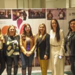 Victoria Onetto Instagram - En su sexta edición, entregamos en el hermoso @teatroargentinopba el premio @febacultura en el área de artes escénicas 🎭 Quiero felicitar particularmente a todos los y las artistas bonaerenses que llegaron como finalistas en esta convocatoria impulsada por FEBA con el objetivo de reconocerlos en sus diferentes disciplinas. Llevar adelante estos premios es imprescindible para fomentar los talentos y visibilizar a nivel territorial la gran heterogeneidad de artistas que trabajan, producen y se desarrollan en nuestra querida Provincia. También, es reconocer la importancia de la cultura, no sólo como expresión de la identidad de nuestros pueblos, sino como motor del desarrollo económico. ¡La cultura es el corazón del pueblo! ❤️ @kicillofok @augustocostaok @produccionpba @provinciaba @camiloakahale @vero_wej @silbatakis @alemoccioli
