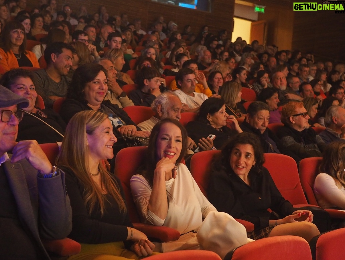 Victoria Onetto Instagram - En su sexta edición, entregamos en el hermoso @teatroargentinopba el premio @febacultura en el área de artes escénicas 🎭 Quiero felicitar particularmente a todos los y las artistas bonaerenses que llegaron como finalistas en esta convocatoria impulsada por FEBA con el objetivo de reconocerlos en sus diferentes disciplinas. Llevar adelante estos premios es imprescindible para fomentar los talentos y visibilizar a nivel territorial la gran heterogeneidad de artistas que trabajan, producen y se desarrollan en nuestra querida Provincia. También, es reconocer la importancia de la cultura, no sólo como expresión de la identidad de nuestros pueblos, sino como motor del desarrollo económico. ¡La cultura es el corazón del pueblo! ❤️ @kicillofok @augustocostaok @produccionpba @provinciaba @camiloakahale @vero_wej @silbatakis @alemoccioli