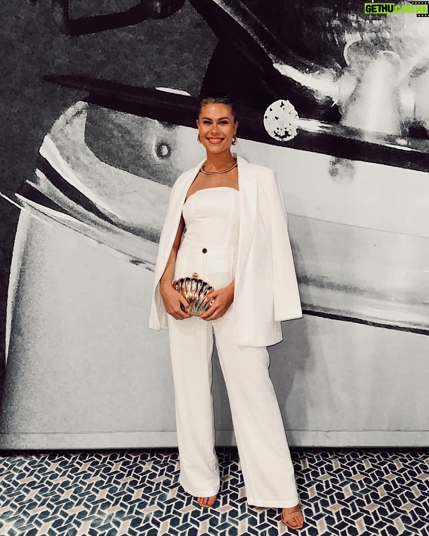 Victoria Spence Instagram - A Dubai photo buffet📸🤩 The past few days in Dubai with @huawei haven’t felt like real life!! I met some interesting people, had beautiful conversations, tested some incredible products and lived a wild life of luxury I’ve never experienced before😅 it’s been a pinch me trip that I am so bloody grateful to have been invited on!! I also want to say thank you to you lot for hyping me up and giving me some pep talks when I was knee deep with Imposter syndrome- you're real ones 🤞🏻#dubai #outfitinspo #happiness