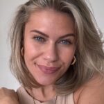 Victoria Spence Instagram - My biggest personality trait is growing my hair to get it chopped back into a bob & then regretting it 24 hours later🙂 I do feel like a classy gorrrll with my bobbi though💅 Thank you @chelseap8 @lemonchellohairsalon for always nailing exactly what I ask for 🥰#hairtransformation #bob
