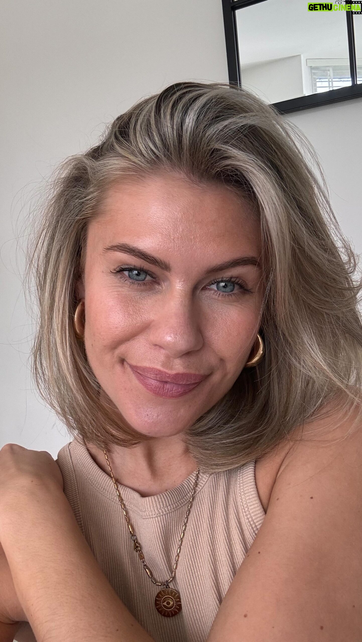 Victoria Spence Instagram - My biggest personality trait is growing my hair to get it chopped back into a bob & then regretting it 24 hours later🙂 I do feel like a classy gorrrll with my bobbi though💅 Thank you @chelseap8 @lemonchellohairsalon for always nailing exactly what I ask for 🥰#hairtransformation #bob