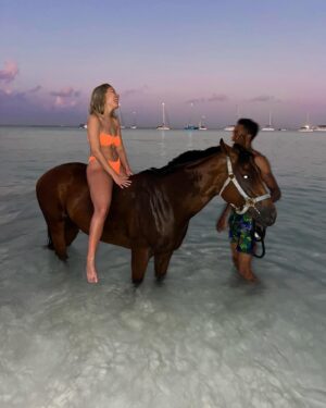 Victoria Spence Instagram - The most special morning 🥹🫶🏻

Every morning the race horses are taken to the beach at sunrise to roll in the sand, have a swim and get bathed. 🌅

We got talking to one of the guys and he asked if I wanted to get in, and next minute his hands were out ready to push me onto the horse😅 my heart was in my mouth at first, but it was the most precious experience! I’ll literally never forget it🥹

To top it off, he told me the horse was called Jerusalema after the song, which if you’ve been here a while, you’ll know my obsession with that song- one of my faves ever!🥲

I’ll remember this morning forever ❤️ 
@mikesingym can we get a horse?!
#barbados#corememory