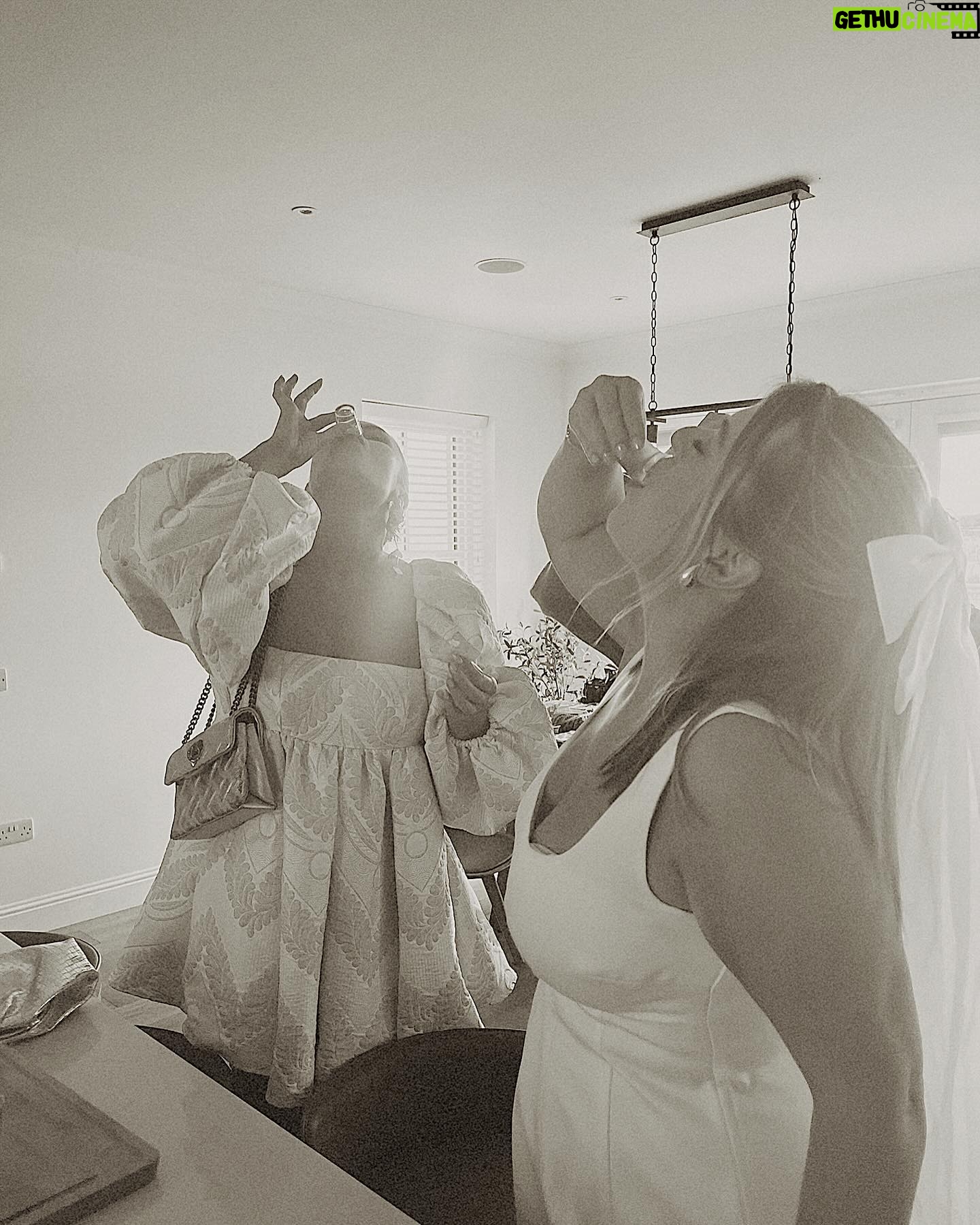 Victoria Spence Instagram - This weekend we got to celebrate @tallyrye and spoil her with all her favourite things before the big day next month- I can’t believe my (unofficial) big sister is getting married🥹😍 It was a gorgeous, boujee weekend for our gorgeous bride to be 🫶🏻 Swipe to see my best ‘sexy crawl’ 😂and swipe some more to hear the voice of an absolute angel 😇😍 #henparty#bachorlette#friends
