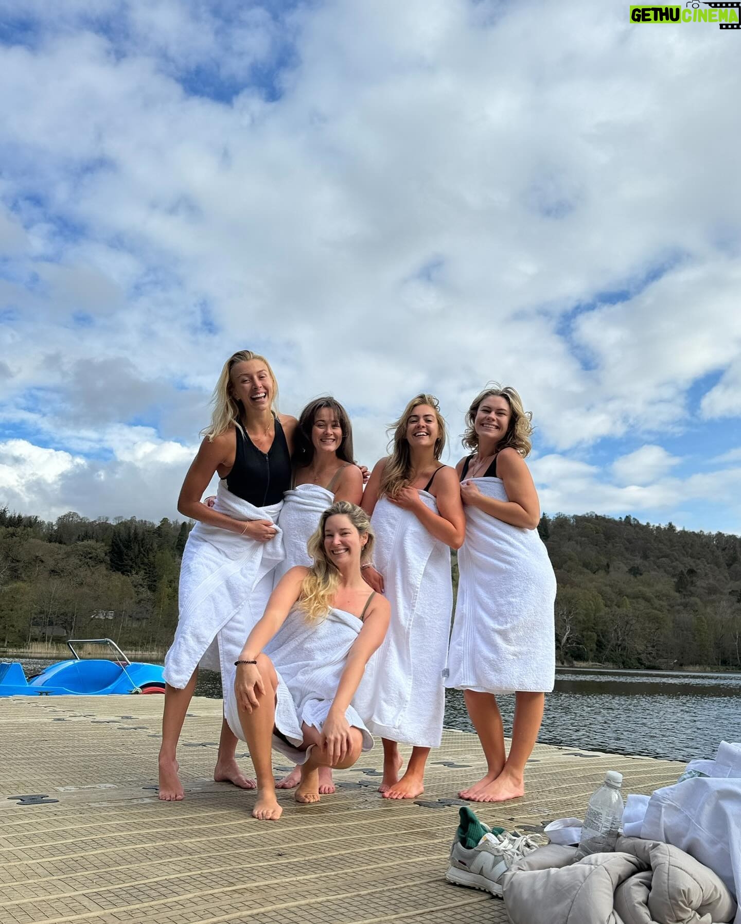Victoria Spence Instagram - This weekend we got to celebrate @tallyrye and spoil her with all her favourite things before the big day next month- I can’t believe my (unofficial) big sister is getting married🥹😍 It was a gorgeous, boujee weekend for our gorgeous bride to be 🫶🏻 Swipe to see my best ‘sexy crawl’ 😂and swipe some more to hear the voice of an absolute angel 😇😍 #henparty#bachorlette#friends