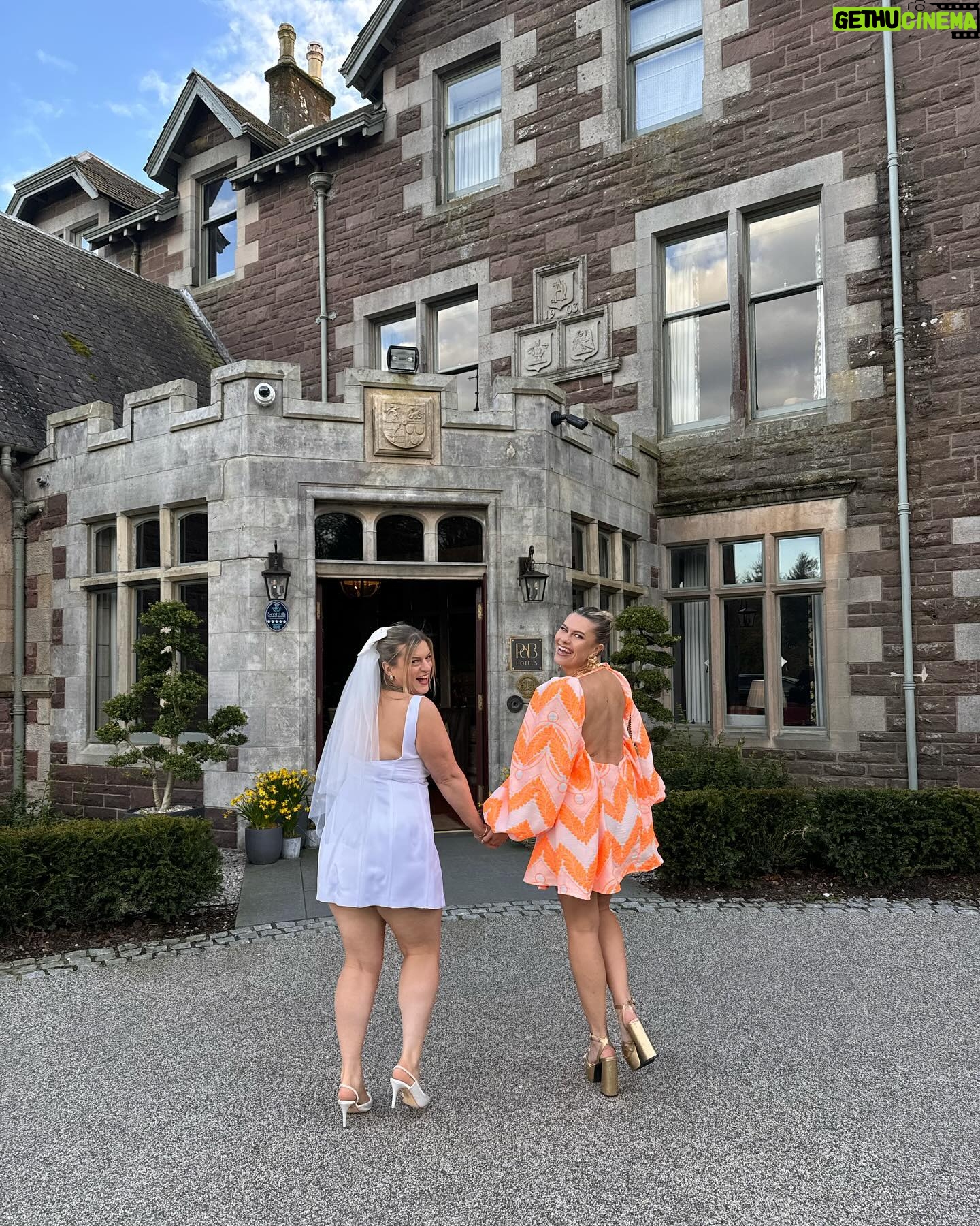 Victoria Spence Instagram - This weekend we got to celebrate @tallyrye and spoil her with all her favourite things before the big day next month- I can’t believe my (unofficial) big sister is getting married🥹😍 It was a gorgeous, boujee weekend for our gorgeous bride to be 🫶🏻 Swipe to see my best ‘sexy crawl’ 😂and swipe some more to hear the voice of an absolute angel 😇😍 #henparty#bachorlette#friends