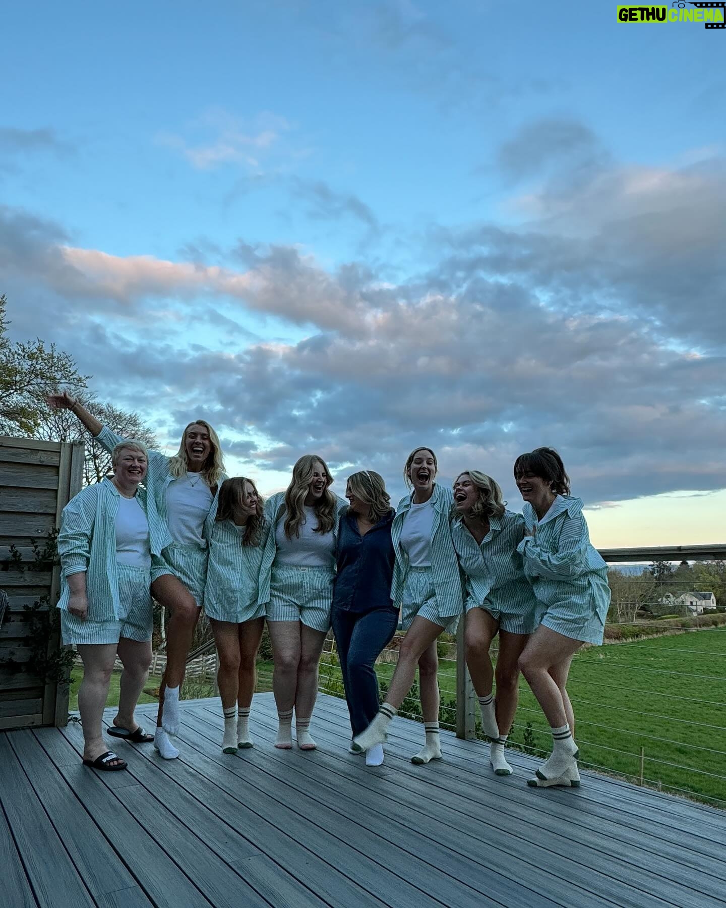 Victoria Spence Instagram - This weekend we got to celebrate @tallyrye and spoil her with all her favourite things before the big day next month- I can’t believe my (unofficial) big sister is getting married🥹😍 It was a gorgeous, boujee weekend for our gorgeous bride to be 🫶🏻 Swipe to see my best ‘sexy crawl’ 😂and swipe some more to hear the voice of an absolute angel 😇😍 #henparty#bachorlette#friends