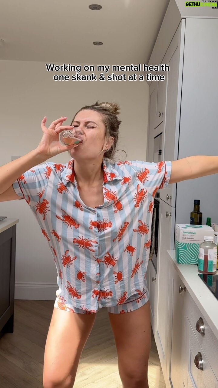 Victoria Spence Instagram - My shots look a little different these days, but the skanking is still the same 💃🏼🤪 ad| Did you know that research has shown that there’s a link between your gut and brain? & how if ones suffering it can impact the other? About 5 years ago I went to a talk with The Gut Stuff girls and they had a doctor who was sharing that he oftensuggests @symproveyourlife to patients who are struggling with their mental health, and see a noticeable difference just by working on their gut- it’s mad!! So with my personal research of a skank a day improving your mental health topped with a 12week cycle of symprove, Ima be THIVING! If you want to trial it, use VICTORIA50 for 50% off your first 12 weeks💃🏼💃🏼 #mentalhealth #guthealth #morningskank